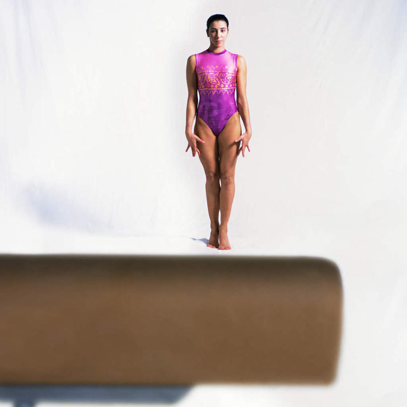 西方人,一个人,运动员,站,方图,室内,白天,白色背景,正面,锻炼,运动,平衡木,欧洲,欧洲人,仅一个年轻女性,仅一个女性,仅一个人,体操,运动器械,站着,健身器械,平衡,摄影,影棚,形体,健美,健身器材,塑形,体操运动员,体操服,体操运动,柔韧,体育,年轻女性,女人,女性,白种人,体育运动员,运动选手,站立,彩图,全身,影棚拍摄,健身,拍摄,运动器材