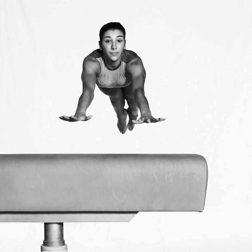 西方人,一个人,运动员,跳,方图,黑白,室内,白天,白色背景,正面,锻炼,运动,平衡木,欧洲,欧洲人,仅一个年轻女性,仅一个女性,仅一个人,撑,体操,半空,运动器械,健身器械,平衡,摄影,影棚,形体,悬空,撑着,健美,健身器材,塑形,体操运动员,体操服,体操运动,柔韧,体育,年轻女性,女人,女性,白种人,体育运动员,运动选手,跳跃,全身,影棚拍摄,健身,拍摄,运动器材
