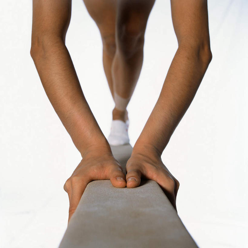 西方人,手,一个人,运动员,方图,室内,特写,白天,白色背景,正面,锻炼,运动,平衡木,欧洲,欧洲人,仅一个年轻女性,仅一个女性,仅一个人,撑,握,体操,运动器械,扶,手部,健身器械,平衡,握着,摄影,影棚,形体,撑着,健美,健身器材,塑形,体操运动员,体操服,体操运动,柔韧,体育,年轻女性,女人,女性,白种人,体育运动员,运动选手,半身,彩图,影棚拍摄,健身,拍摄,运动器材