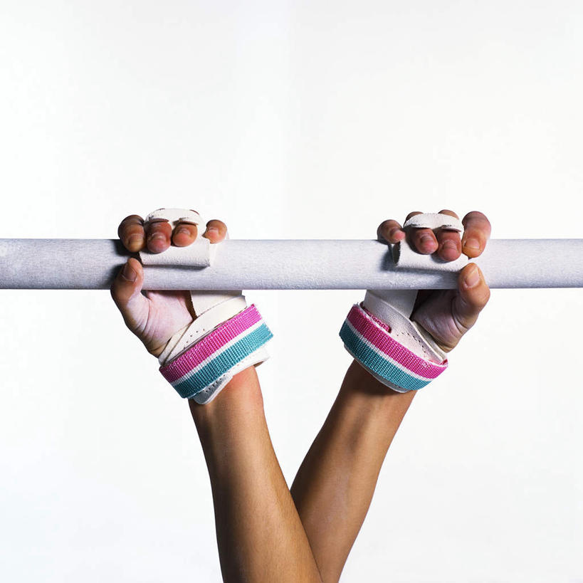 西方人,手,一个人,运动员,方图,室内,特写,白天,白色背景,正面,锻炼,运动,单杠,欧洲,欧洲人,仅一个男性,仅一个人,握,悬挂,体操,护腕,运动器械,仅一个年轻男性,手部,健身器械,力量,握着,摄影,影棚,支撑,健美,健身器材,体操运动员,体操服,体操运动,横杆,体育,男人,男性,年轻男性,白种人,体育运动员,运动选手,半身,彩图,影棚拍摄,健身,拍摄,运动器材