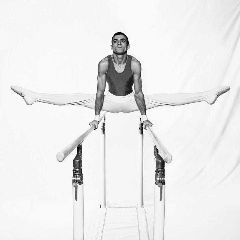 西方人,一个人,运动员,方图,黑白,室内,白天,白色背景,正面,锻炼,运动,双杠,欧洲,欧洲人,仅一个男性,仅一个人,伸展,握,体操,半空,运动器械,仅一个年轻男性,健身器械,力量,劈叉,伸直,握着,摄影,影棚,张开双腿,支撑,悬空,健美,健身器材,体操运动员,体操服,体操运动,横杆,体育,男人,男性,年轻男性,白种人,体育运动员,运动选手,全身,影棚拍摄,健身,拍摄,运动器材