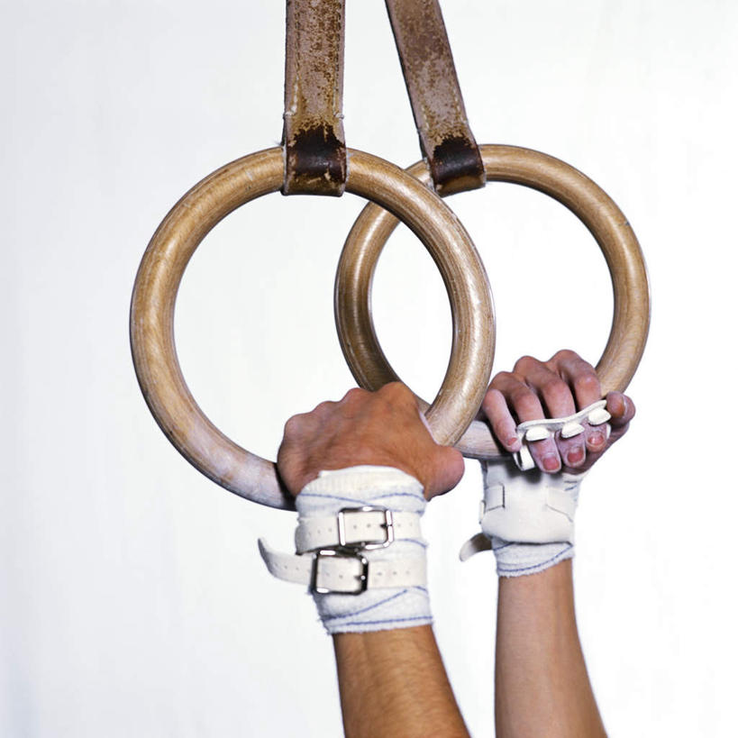 西方人,一个人,运动员,方图,室内,特写,白天,白色背景,侧面,锻炼,运动,吊环,欧洲,欧洲人,仅一个男性,仅一个人,吊挂,握,悬挂,体操,护腕,半空,挂,运动器械,仅一个年轻男性,两个,健身器械,力量,握着,摄影,影棚,支撑,悬空,健美,健身器材,体操运动员,体操服,体操运动,体育,男人,男性,年轻男性,白种人,体育运动员,运动选手,半身,彩图,影棚拍摄,健身,拍摄,运动器材