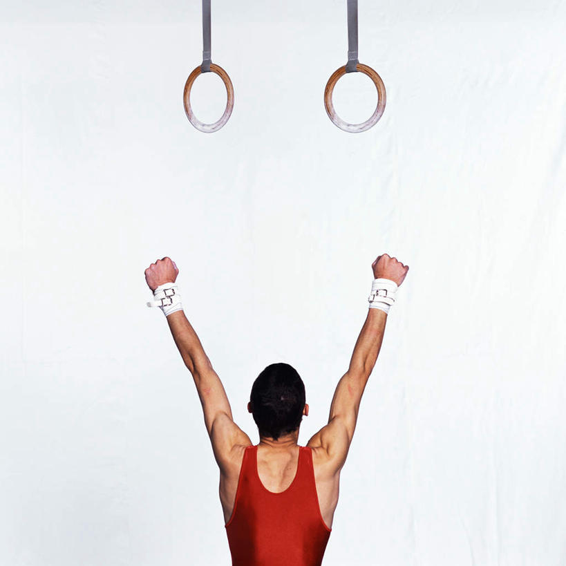 西方人,一个人,运动员,站,伸展双臂,方图,室内,白天,白色背景,锻炼,运动,吊环,欧洲,欧洲人,仅一个男性,仅一个人,准备,体操,护腕,运动器械,仅一个年轻男性,两个,背面,站着,健身器械,力量,摄影,影棚,健美,健身器材,体操运动员,体操服,体操运动,体育,男人,男性,年轻男性,白种人,体育运动员,运动选手,敞开双臂,伸开双臂,展开双肩,站立,张开手臂,张开双臂,半身,彩图,影棚拍摄,健身,拍摄,运动器材