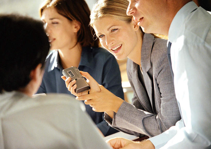 西方人,背部,三个人,同事,商务人士,商务男性,商务女性,办公室,会议室,坐,笑,说,微笑,露齿笑,横图,室内,白天,正面,衬衫,讨论,成功,合作,团队,集体,信心,窗户,桌子,欧洲,欧洲人,握,套装,开会,会议,办公桌,领带,拿,拿着,队伍,玻璃窗,握着,录音机,领导,象征,庄重,成就,商务装,身份,合伙,领袖,工薪阶层,正式,地位,音频设备,交流,男人,男性,年轻男性,年轻女性,女人,女性,白种人,年轻人,白领,上班族,沟通,讲话,交谈,说话,谈话,坐着,半身,彩图,衬衣