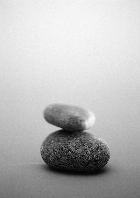 无人,竖图,黑白,室内,特写,白天,正面,石头,静物,两块,阴影,堆叠,反射,光线,石子,影子,鹅卵石,摄影,影棚,堆,按摩石,石块,影棚拍摄,拍摄