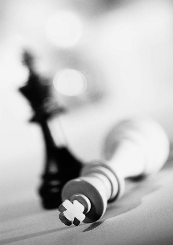 无人,竖图,黑白,室内,特写,白天,正面,游戏,快乐,失败,胜利,比赛,竞争,静物,阴影,朦胧,模糊,反射,光线,影子,两颗,娱乐,两个,象棋,棋子,棋盘,国际象棋,战争,摄影,影棚,击败,国王,影棚拍摄,拍摄