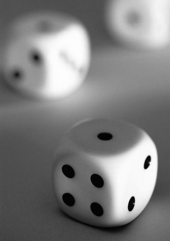 无人,竖图,俯视,黑白,室内,特写,白天,游戏,赌博,贪欲,竞争,静物,玩具,阴影,朦胧,模糊,反射,光线,骰子,影子,娱乐,刺激,三个,摄影,影棚,消遣,赌具,色子,投机,侥幸,欲望,投子,玩耍,高角度拍摄,影棚拍摄,拍摄,胜负,输赢