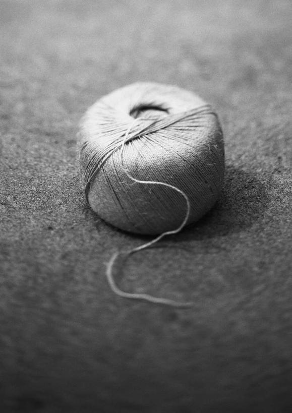 无人,竖图,俯视,黑白,室内,特写,白天,静物,阴影,缠绕,反射,光线,影子,线团,一个,摄影,影棚,单个,缝纫,高角度拍摄,影棚拍摄,拍摄