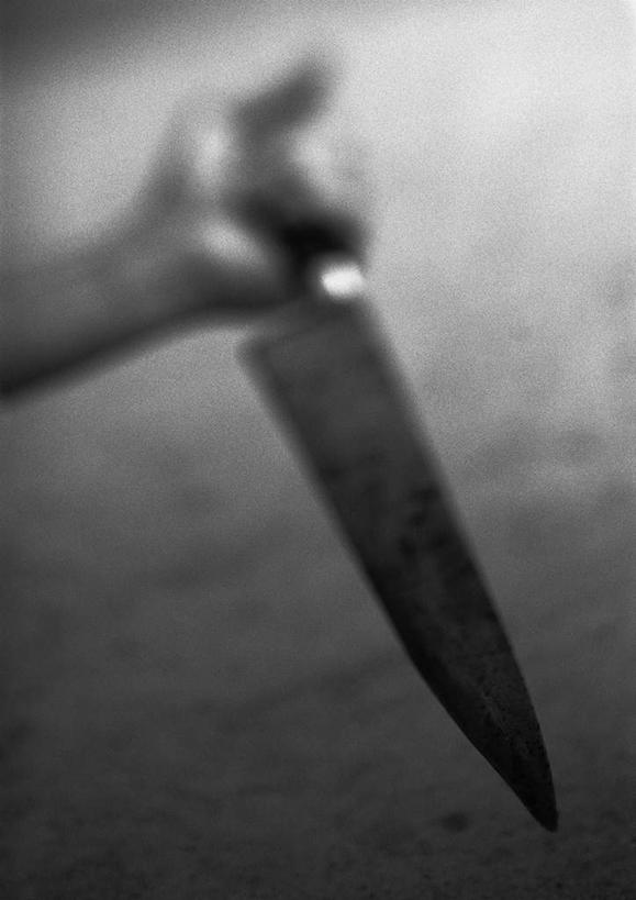 西方人,手,一个人,举,竖图,黑白,室内,特写,白天,正面,欧洲,欧洲人,仅一个男性,仅一个人,握,阴影,朦胧,模糊,反射,光线,血,影子,刀具,拿,拿着,仅一个年轻男性,刀,托,手部,握着,摄影,影棚,水果刀,犯罪,罪犯,血迹,谋杀,男人,男性,年轻男性,白种人,举起,举手,举着,向上举,向上伸,向上托,半身,影棚拍摄,拍摄