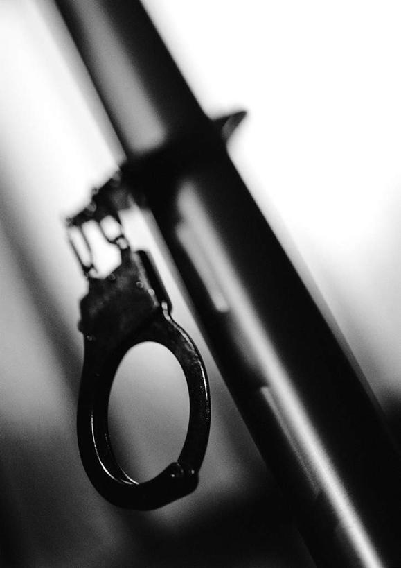 无人,竖图,黑白,室内,特写,白天,正面,静物,手铐,金属制品,悬挂,阴影,朦胧,模糊,反射,光线,金属,影子,一个,摄影,影棚,单个,禁止,束缚,限制,影棚拍摄,拍摄
