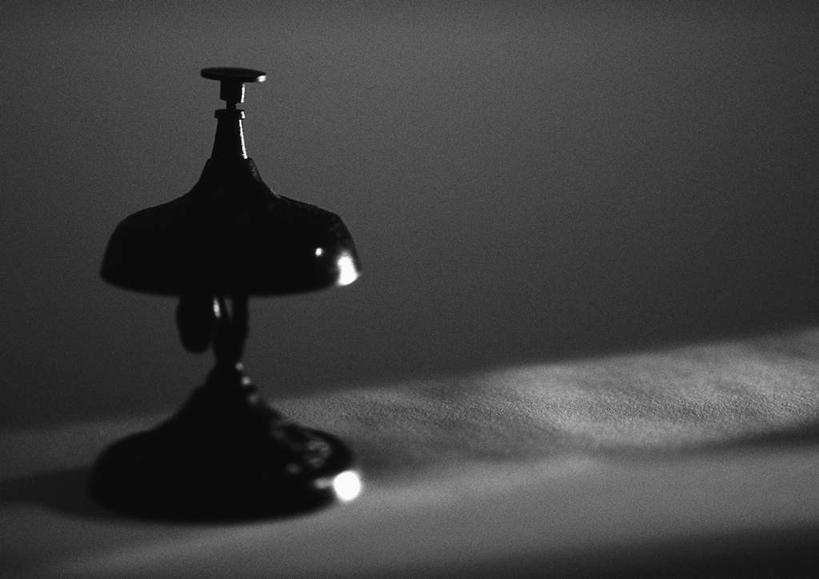 无人,宾馆,横图,黑白,室内,特写,白天,正面,桌面,静物,金属制品,阴影,朦胧,模糊,反射,光线,金属,影子,铃,一个,服务台,服务,单个,呼唤,呼叫,服务铃,服侍,召唤,召集,客店,客栈,旅店,旅馆,旅舍