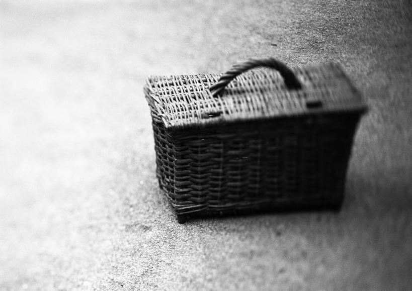 无人,横图,俯视,黑白,室内,特写,白天,静物,阴影,编织,反射,光线,篮子,影子,地面,一个,单个,食物篮,高角度拍摄,野餐篮
