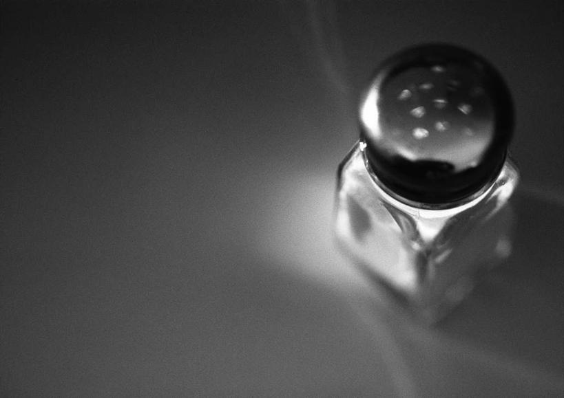 无人,横图,俯视,黑白,室内,特写,白天,桌面,桌子,静物,阴影,反射,光线,罐子,影子,调料,调味品,调味料,调味瓶,食盐,玻璃制品,一个,玻璃瓶,瓶子,摄影,影棚,单个,高角度拍摄,影棚拍摄,拍摄