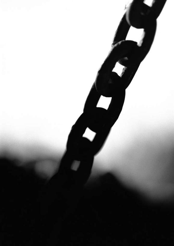 无人,竖图,俯视,黑白,室内,特写,白天,静物,金属制品,一根,阴影,灰色背景,朦胧,模糊,反射,光线,金属,影子,链子,摄影,铁链,影棚,链条,扣,束缚,高角度拍摄,影棚拍摄,拍摄