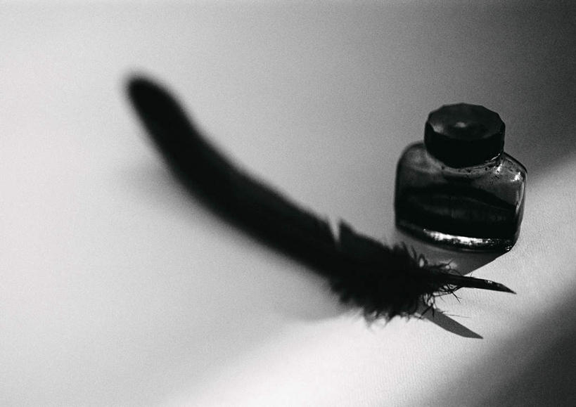 无人,横图,俯视,黑白,室内,特写,白天,桌面,桌子,静物,阴影,灰色背景,反射,光线,笔,罐子,影子,办公用品,玻璃制品,一个,玻璃瓶,瓶子,学习用品,摄影,影棚,单个,羽毛笔,墨水瓶,高角度拍摄,影棚拍摄,拍摄