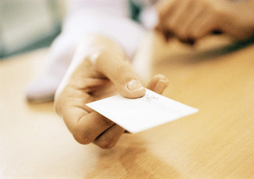 西方人,手,一个人,商务人士,商务男性,办公室,打电话,横图,俯视,室内,特写,白天,衬衫,桌面,桌子,电话,名片,欧洲,欧洲人,仅一个男性,仅一个人,套装,朦胧,模糊,信息,办公桌,领带,联系,通讯设备,仅一个年轻男性,话筒,卡片,手部,电话线,象征,庄重,商务装,身份,工薪阶层,正式,地位,名刺,名帖,交往,交流,年轻男性,白种人,年轻人,白领,上班族,电话机,沟通,通话,半身,彩图,高角度拍摄,衬衣,商业