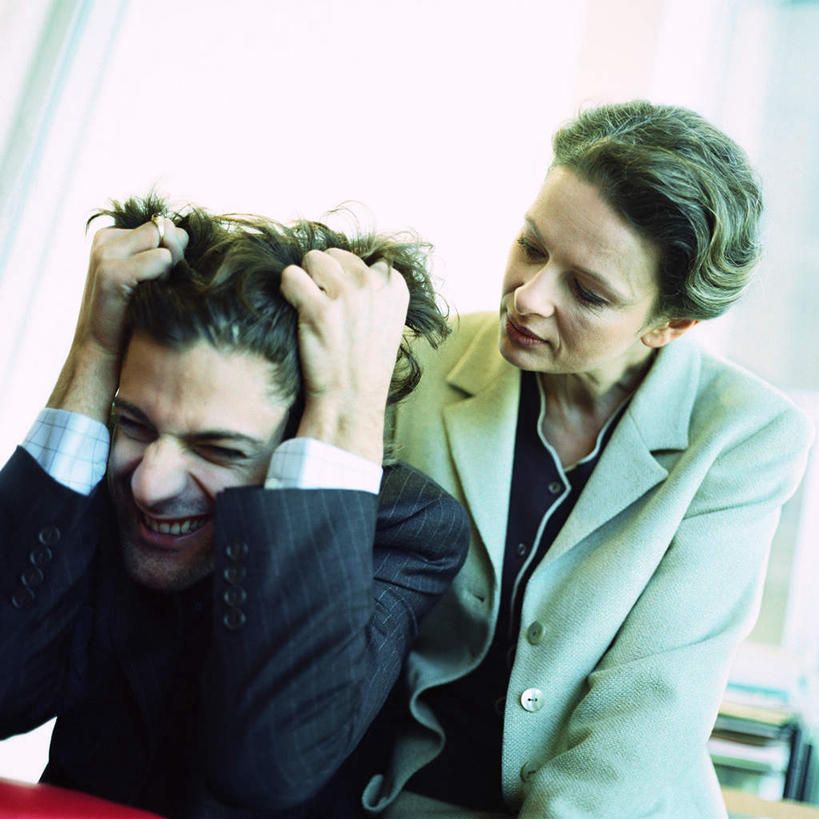 西方人,两个人,同事,商务人士,商务男性,商务女性,办公室,站,坐,方图,室内,白天,正面,衬衫,成功,合作,团队,集体,信心,窗户,欧洲,欧洲人,阴影,套装,光线,影子,灯光,领带,队伍,玻璃窗,站着,皱眉,抓,苦恼,烦躁,烦恼,领导,成就,痛苦,商务装,合伙,领袖,工薪阶层,男人,男性,年轻男性,年轻女性,女人,女性,白种人,年轻人,白领,上班族,站立,坐着,半身,彩图,衬衣