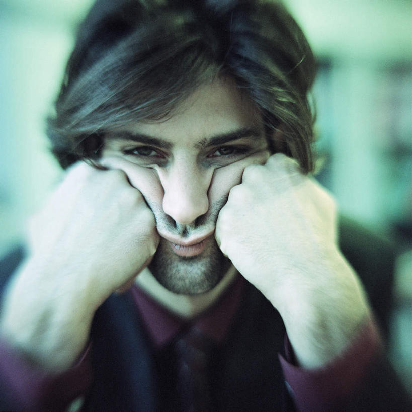 西方人,一个人,商务人士,商务男性,坐,方图,室内,白天,正面,衬衫,欧洲,欧洲人,仅一个男性,仅一个人,撑,套装,朦胧,模糊,托腮,注视,仅一个年轻男性,观察,看,托,鬼脸,观看,察看,关注,托下巴,商务装,工薪阶层,男人,男性,年轻男性,白种人,白领,上班族,坐着,半身,彩图,衬衣