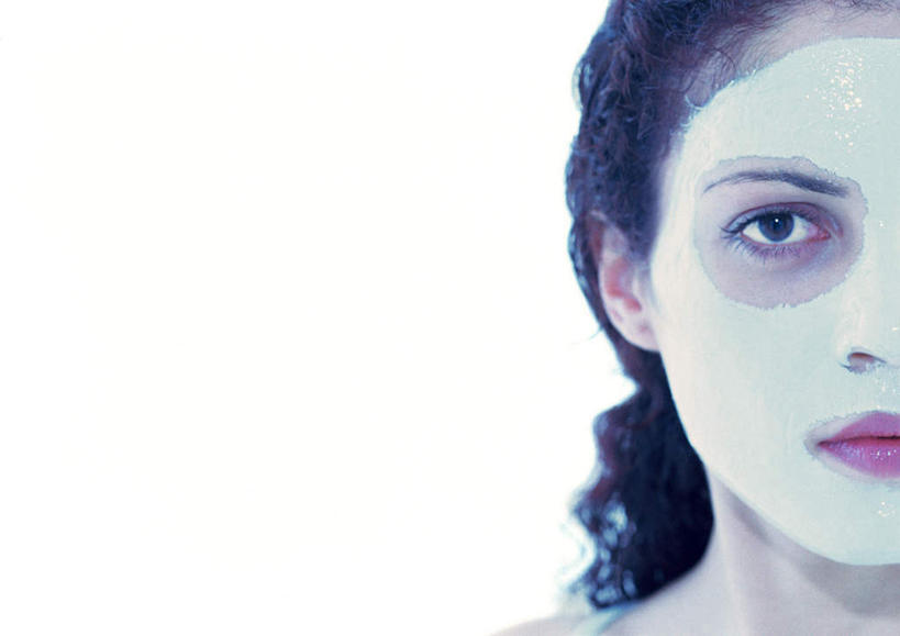 西方人,脸,头,脸颊,一个人,站,横图,室内,特写,白天,白色背景,正面,化妆,美容,欧洲,欧洲人,仅一个年轻女性,仅一个女性,仅一个人,护肤,美白,化妆品,清洁,站着,保养,享受,休闲,面膜,放松,去角质,保健,摄影,影棚,保湿,滋润,护肤品,去死皮,舒缓,养颜,膏状,膏状面膜,去污,控油,紧肤,嫩肤,祛痘,去痘,祛角质,抗衰,再生,增白,补水,祛斑,抗皱,防皱,除皱,去皱,年轻女性,女人,女性,白种人,头部,长发,脸部,脸蛋,面部,站立,半身,彩图,影棚拍摄,拍摄