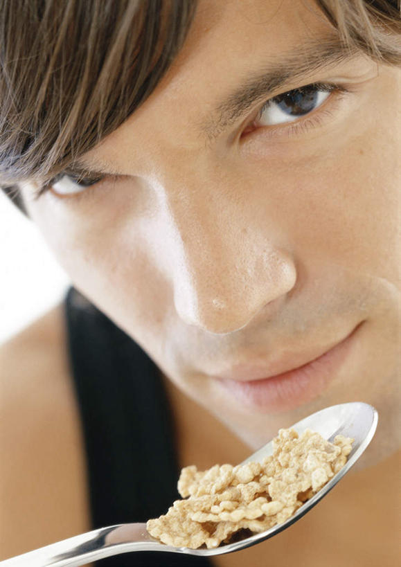 西方人,脸,头,脸颊,头发,一个人,站,竖图,室内,特写,白天,白色背景,正面,餐具,金属制品,欧洲,欧洲人,仅一个男性,仅一个人,一堆,许多,握,堆叠,堆积,金属,背心,勺子,核桃,坚果,褐色,果实,拿,拿着,注视,裸露,仅一个年轻男性,黑色,调羹,汤匙,干果,观察,看,站着,握着,摄影,影棚,观看,堆,核桃仁,察看,关注,裸,胡桃,羌桃,男人,男性,年轻男性,白种人,头部,脸部,脸蛋,面部,进餐用具,烹调用具,站立,半身,彩图,影棚拍摄,拍摄