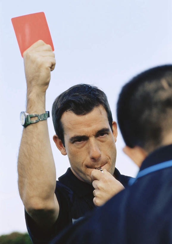 西方人,背部,两个人,举,竖图,室外,白天,正面,比赛,欧洲,欧洲人,裁判,握,传递,信息,哨子,警告,拿,拿着,相视,蓝色,蓝天,天空,天,托,面对面,警示,联络,握着,晴朗,对视,禁止,声音,提醒,信号,口哨,提示,限制,集合,惩罚,相对,违规,处罚,犯规,红牌,万里无云,相看,召唤,传达,号令,讯号,危险,男人,男性,年轻男性,白种人,晴空,晴空万里,举起,举手,举着,向上举,向上伸,向上托,半身,彩图