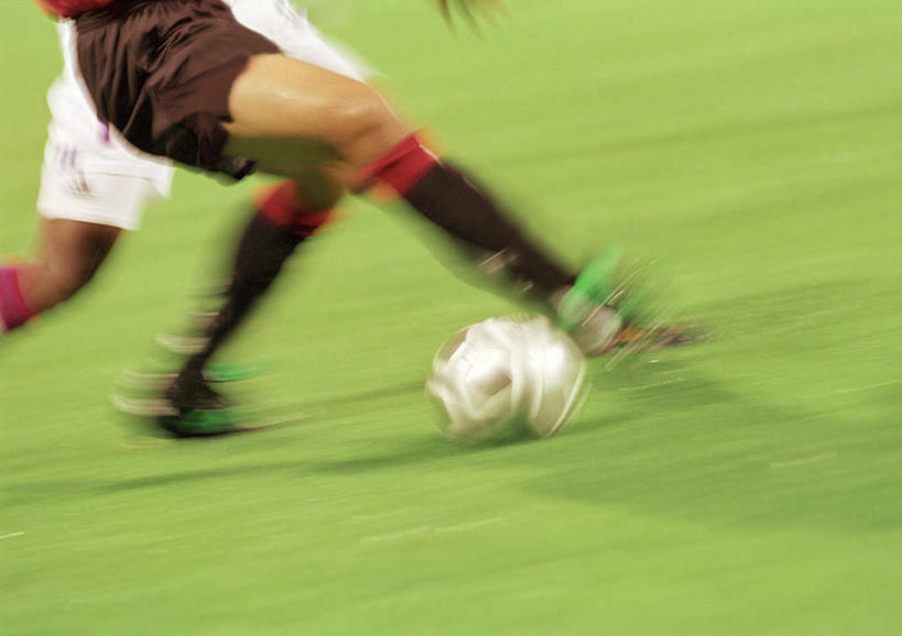 西方人,两个人,运动员,足球场,跑,横图,室外,白天,正面,锻炼,快乐,比赛,运动,竞争,足球,草地,草坪,植物,欧洲,欧洲人,足球装备,娱乐,运动器械,草,绿色,休闲,健身器械,体育运动,带球,健身器材,绿茵场,蹴鞠,体育,足球运动,男人,男性,年轻男性,白种人,体育运动员,运动选手,跑步,半身,彩图,健身,足球比赛场地,运动器材