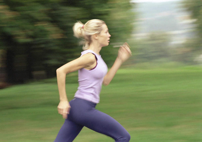 西方人,一个人,跑,横图,室外,白天,侧面,锻炼,运动,草地,草坪,植物,欧洲,欧洲人,仅一个年轻女性,仅一个女性,仅一个人,草,树,树木,绿色,自然,生长,成长,体育,年轻女性,女人,女性,白种人,跑步,半身,彩图,健身