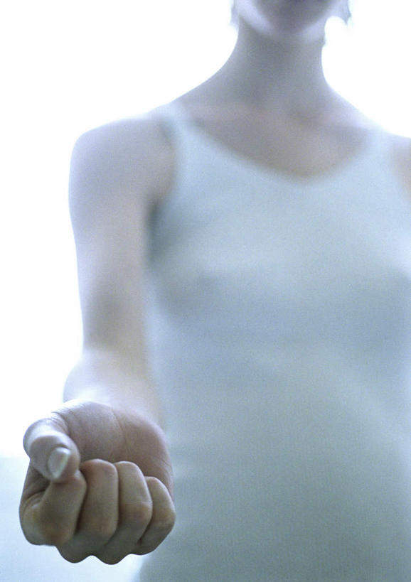 西方人,手,一个人,站,竖图,室内,白天,正面,欧洲,欧洲人,仅一个年轻女性,仅一个女性,仅一个人,握,朦胧,模糊,鼓励,加油,手势,握拳,站着,手部,打气,握着,鼓舞,年轻女性,女人,女性,白种人,站立,半身,彩图