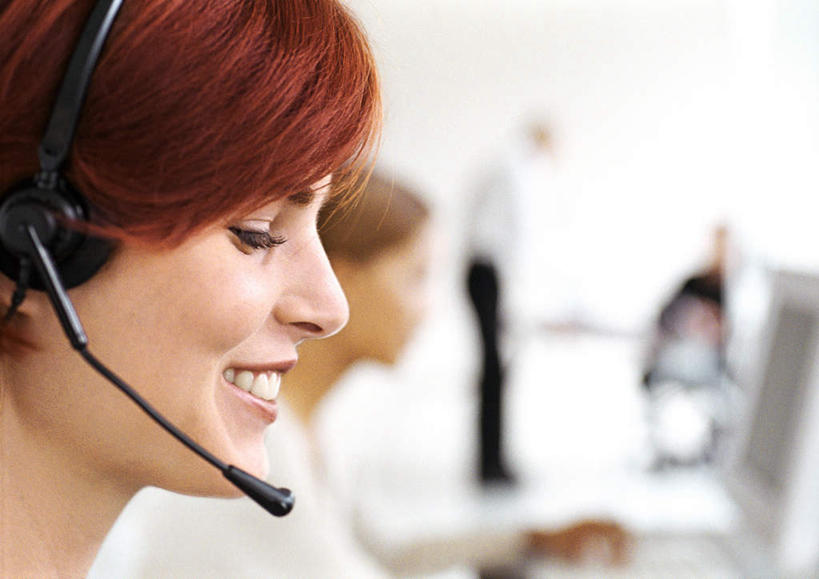 西方人,脸,头,脸颊,一个人,坐,笑,微笑,露齿笑,横图,室内,特写,白天,侧面,欧洲,欧洲人,仅一个年轻女性,仅一个女性,仅一个人,朦胧,模糊,话务员,耳机,耳麦,话筒,麦克风,客服人员,电话销售,年轻女性,女人,女性,白种人,头部,脸部,脸蛋,面部,接线员,坐着,半身,彩图