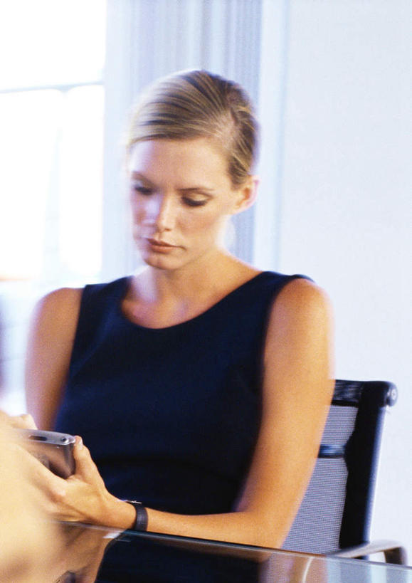 西方人,一个人,商务人士,商务女性,办公室,坐,竖图,室内,白天,正面,商务,科技,家具,桌子,椅子,欧洲,欧洲人,仅一个年轻女性,仅一个女性,仅一个人,敲打,套装,朦胧,模糊,科学,办公桌,注视,输入,会议椅,打字,观察,记录,看,便捷,联络,通信,观看,点击,掌上电脑,敲击,办公椅,察看,科学技术,关注,液晶,商务装,工薪阶层,办公家具,PDA掌上电脑,个人数字助理,轻巧,商务椅,培训椅,按键,年轻女性,女人,女性,白种人,白领,上班族,坐着,半身,彩图,办公