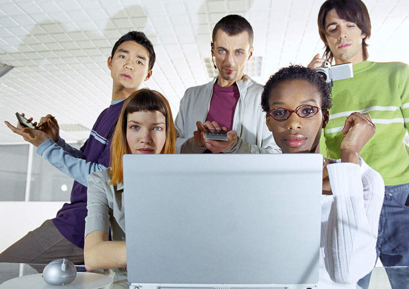 东方人,西方人,同事,商务人士,商务男性,商务女性,办公室,坐,举,横图,室内,白天,正面,衬衫,商务,成功,合作,团队,集体,信心,机器,电脑,笔记本电脑,科技,家具,桌子,欧洲,非洲,黑人,欧洲人,亚洲,五个人,握,写,套装,朦胧,模糊,科学,网络,办公桌,摄像机,许多人,拿,话务员,拿着,注视,黄种人,通讯设备,队伍,耳机,耳麦,话筒,观察,记录,看,托,一群人,便捷,联络,摄像,握着,通信,观看,掌上电脑,察看,无线,科学技术,麦克风,领导,成就,关注,通信设备,液晶,商务装,无线网络,合伙,领袖,无线上网,便携式电脑,工薪阶层,客服人员,电话销售,办公家具,PDA掌上电脑,个人数字助理,轻巧,手提电脑,男人,男性,年轻男性,年轻女性,女人,女性,白种人,非洲人,亚洲人,白领,接线员,上班族,举起,举手,举着,向上举,向上伸,向上托,坐着,半身,彩图,衬衣,办公