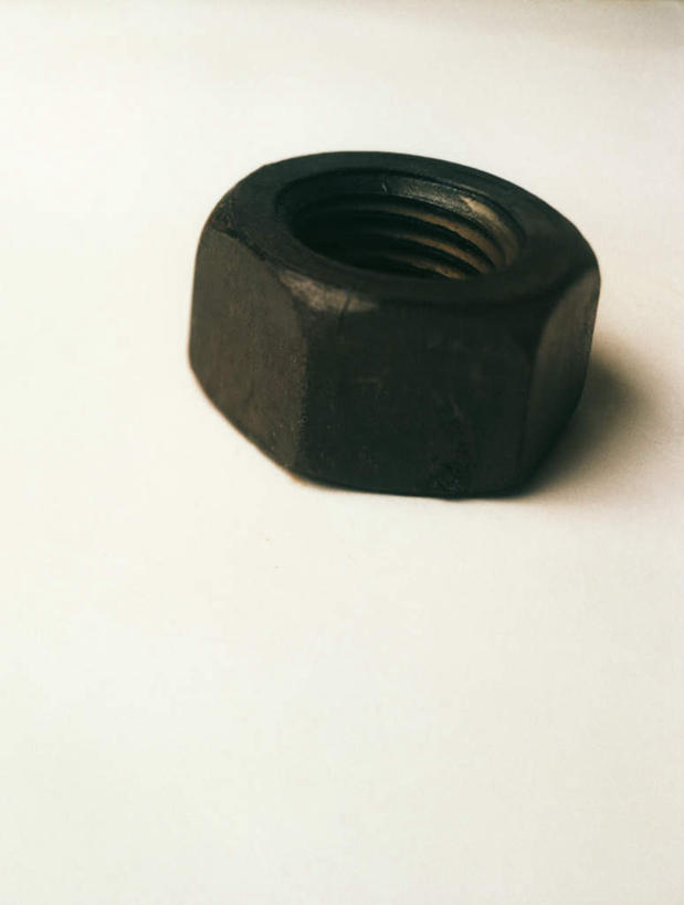 无人,竖图,俯视,室内,特写,白天,白色背景,桌面,静物,阴影,朦胧,模糊,反射,影子,一个,黑色,螺丝,摄影,影棚,单个,螺母,五金,螺栓,彩图,高角度拍摄,影棚拍摄,拍摄