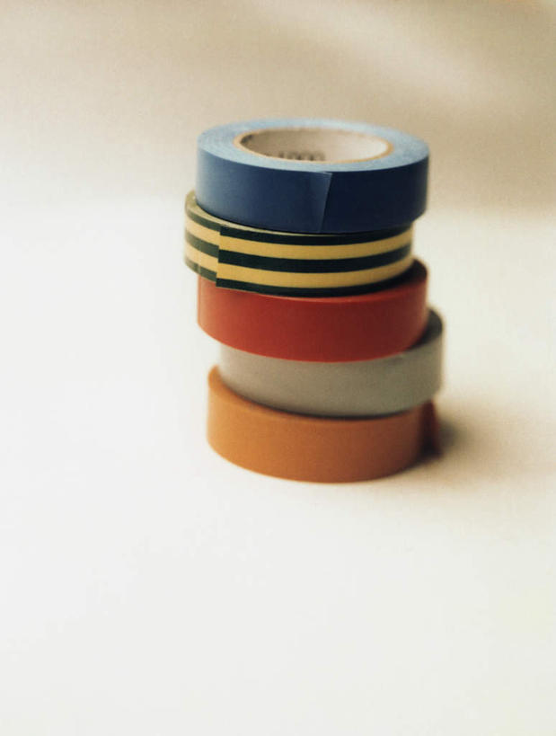 无人,竖图,俯视,室内,特写,白天,白色背景,桌面,静物,一堆,一排,许多,阴影,堆叠,堆积,条纹,整齐,反射,工具,影子,圆环,排列,红色,蓝色,摄影,影棚,堆,胶带,队列,彩图,高角度拍摄,影棚拍摄,拍摄