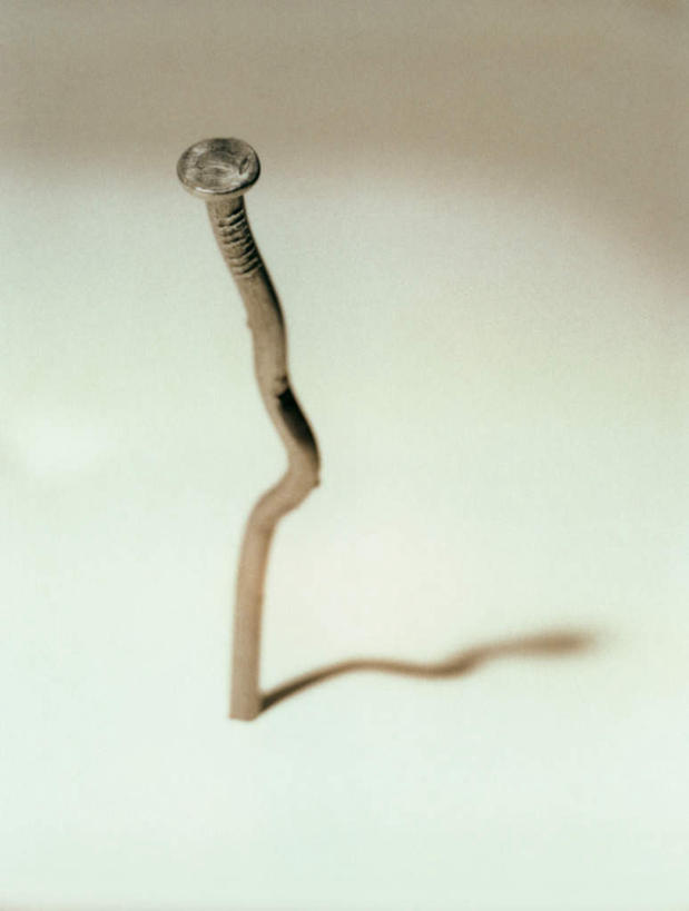 无人,竖图,俯视,室内,特写,白天,白色背景,桌面,静物,一根,阴影,朦胧,模糊,弯曲,反射,钉子,影子,摄影,影棚,彩图,高角度拍摄,影棚拍摄,拍摄