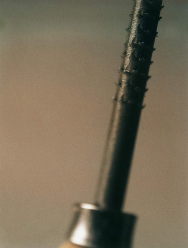 无人,竖图,室内,特写,白天,正面,静物,一排,阴影,条纹,朦胧,模糊,整齐,光线,纹路,影子,排列,一个,阳光,单个,电钻,队列,钻头,手电钻,电动工具,彩图