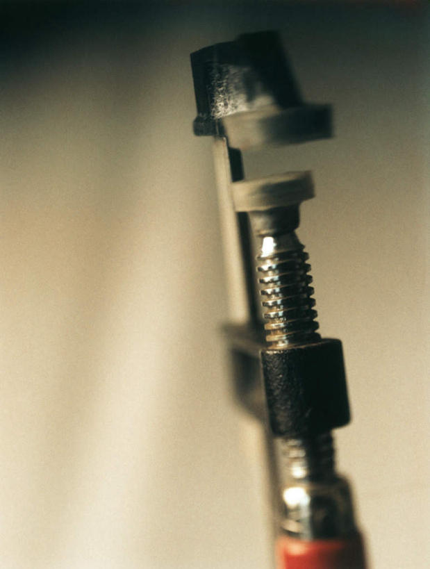 无人,竖图,室内,特写,白天,正面,静物,连接,阴影,灰色背景,组合,朦胧,模糊,弯曲,反射,工具,钳子,影子,加工,摄影,影棚,链接,固定,五金,紧固,拼接,剪断,拼凑,扭转,拼合,凑集,聚合,撮合,链结,牢固,夹持,夹钳,彩图,影棚拍摄,拍摄