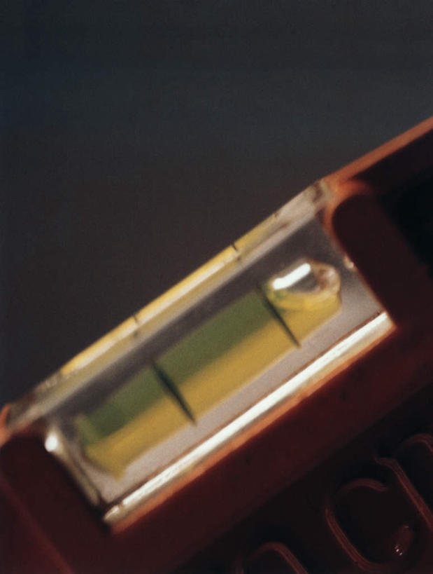 无人,竖图,俯视,室内,特写,白天,装修,建筑,静物,黑色背景,朦胧,模糊,测量,刻度,一个,尺,垂直,摄影,影棚,单个,测量工具,水平仪,水平,尺子,水平尺,水准仪,量具,量仪,水平仪器,彩图,高角度拍摄,影棚拍摄,拍摄