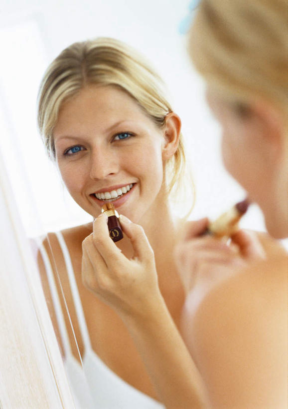 西方人,头发,一个人,站,举,笑,摸,微笑,露齿笑,竖图,室内,白天,化妆,美容,镜子,欧洲,欧洲人,仅一个年轻女性,仅一个女性,仅一个人,抚摸,握,阴影,反射,光线,影子,墙,拿,拿着,涂抹,注视,吊带衫,墙壁,墙面,背面,黄色,白色,阳光,化妆镜,口红,观察,看,托,站着,握着,观看,一支,镜像,察看,镜面,化妆间,关注,光学,年轻女性,女人,女性,白种人,触摸,接触,举起,举手,举着,向上举,向上伸,向上托,站立,半身,彩图