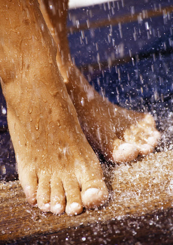 西方人,腿部,脚,脚趾,脚趾甲,腿,一个人,站,竖图,俯视,室外,特写,白天,洗澡,水,欧洲,欧洲人,仅一个年轻女性,仅一个女性,仅一个人,阴影,光线,瓷砖,地砖,液体,影子,水滴,地面,踩,阳光,踩着,站着,赤脚,流动,踮脚,年轻女性,女人,女性,白种人,脚指甲,站立,半身,彩图,高角度拍摄