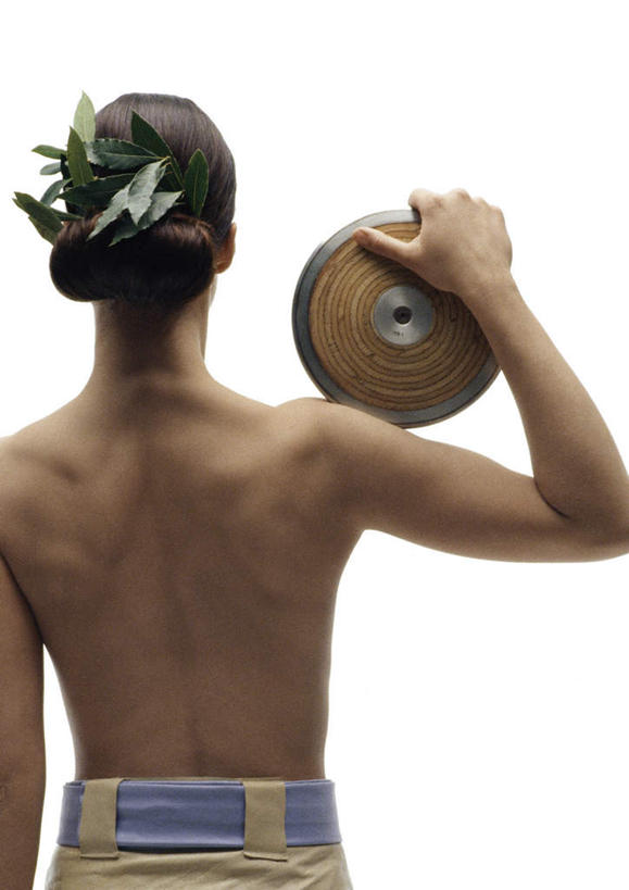 西方人,头发,一个人,站,举,摸,竖图,室内,白天,白色背景,锻炼,运动,欧洲,欧洲人,仅一个年轻女性,仅一个女性,仅一个人,一块,抚摸,握,拿,拿着,运动器械,裸露,背面,黑色,托,站着,健身器械,握着,摄影,影棚,赤裸,裸,健身器材,体育,铁饼,年轻女性,女人,女性,白种人,触摸,接触,举起,举手,举着,向上举,向上伸,向上托,站立,半身,彩图,影棚拍摄,健身,拍摄,运动器材