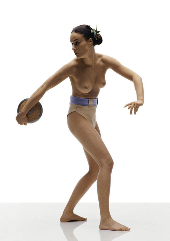 西方人,头发,一个人,站,伸展双臂,竖图,室内,白天,白色背景,侧面,锻炼,运动,欧洲,欧洲人,仅一个年轻女性,仅一个女性,仅一个人,弯腰,握,阴影,反射,影子,地面,拿,拿着,注视,运动器械,裸露,一个,黑色,观察,看,站着,转头,健身器械,握着,摄影,转身,影棚,单个,观看,察看,关注,裸,健身器材,弯身,体育,铁饼,年轻女性,女人,女性,白种人,敞开双臂,伸开双臂,展开双肩,站立,张开手臂,张开双臂,彩图,全身,影棚拍摄,健身,拍摄,运动器材