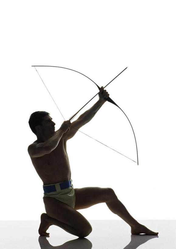 西方人,头发,一个人,蹲,拉,举,摸,竖图,室内,白天,白色背景,侧面,锻炼,运动,射箭,欧洲,欧洲人,仅一个男性,仅一个人,抚摸,阴影,反射,弓箭,影子,地面,背光,速度,注视,娱乐,运动器械,裸露,仅一个年轻男性,一个,黑色,箭,观察,看,托,健身器械,力量,平衡,摄影,影棚,单个,观看,技巧,踮脚,扯,协调,察看,关注,裸,健身器材,灵敏,逆光,柔韧,趣味,耐力,抗争,体育,男人,男性,年轻男性,白种人,触摸,蹲着,接触,举起,举手,举着,抬头,向上举,向上伸,向上托,仰头,彩图,全身,影棚拍摄,健身,拍摄,运动器材