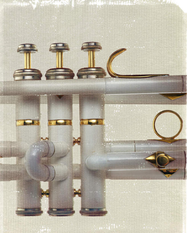 无人,竖图,俯视,室内,特写,白天,桌面,桌子,静物,乐器,铜管乐器,小号,一个,摄影,影棚,单个,铜管,彩图,高角度拍摄,影棚拍摄,拍摄