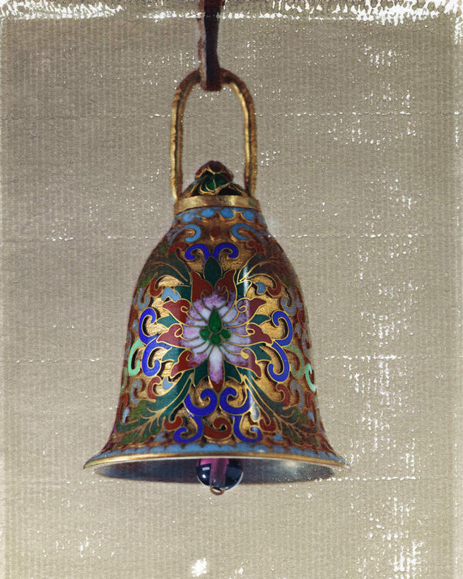 无人,竖图,室内,特写,白天,正面,静物,金属制品,悬挂,花纹,装饰,金属,铃铛,图案,一个,摄影,影棚,单个,华丽,修饰,点缀,衬托,美观,雅致,雅观,彩图,影棚拍摄,拍摄