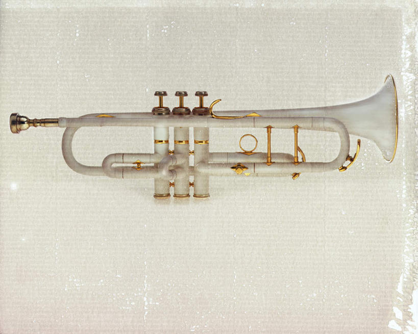 无人,横图,俯视,室内,特写,白天,桌面,桌子,静物,乐器,铜管乐器,小号,一个,摄影,影棚,单个,铜管,彩图,高角度拍摄,影棚拍摄,拍摄