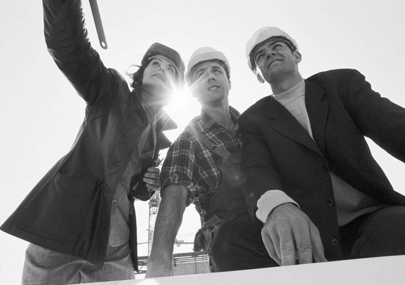 西方人,三个人,伙伴,朋友,站,坐,横图,黑白,室外,白天,仰视,友谊,合作,团队,帽子,欧洲,欧洲人,指,朦胧,模糊,头盔,方向,蓝色,蓝天,天空,安全帽,天,手势,站着,战略,指向,联合,合谋,三顶,配合,协作,男人,男性,年轻男性,年轻女性,女人,女性,白种人,站立,坐着,半身,低角度拍摄