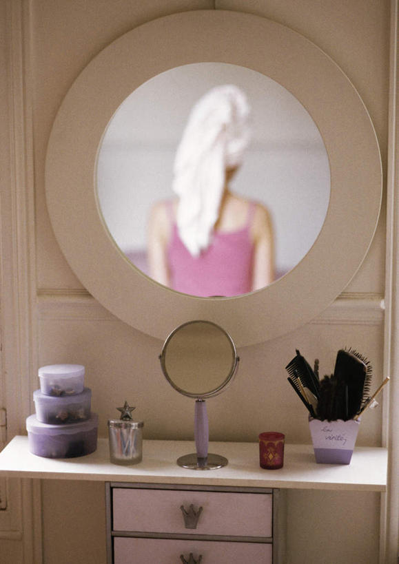 西方人,一个人,坐,笑,微笑,露齿笑,竖图,室内,白天,化妆,美容,镜子,卧室,欧洲,欧洲人,仅一个年轻女性,仅一个女性,仅一个人,朦胧,模糊,反射,浴巾,梳子,背面,毛巾,镜像,梳妆镜,镜面,光学,年轻女性,女人,女性,白种人,坐着,半身,彩图,睡房,卧房