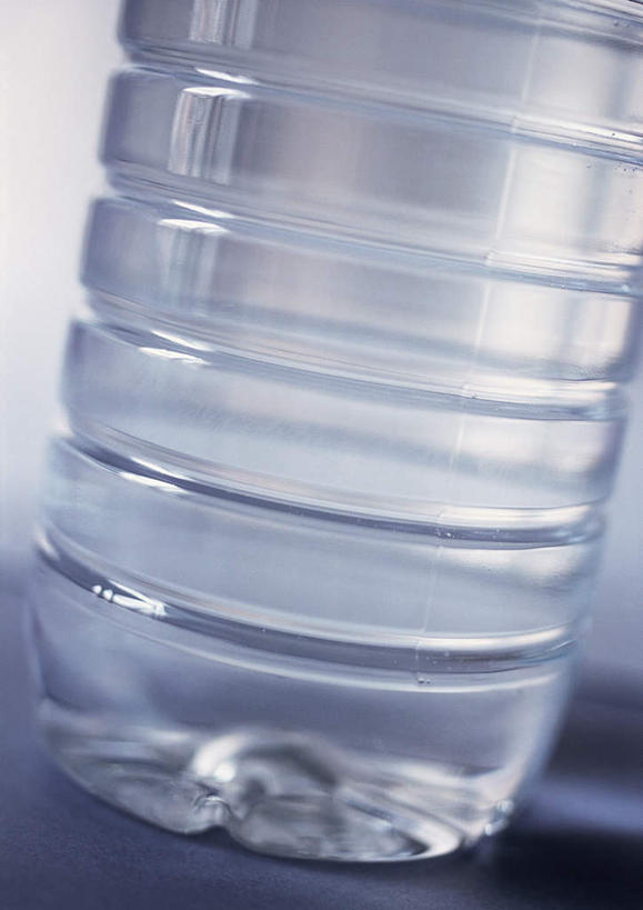 无人,竖图,室内,特写,白天,正面,水,静物,蓝色背景,朦胧,模糊,液体,饮用水,瓶子,塑料制品,矿泉水,塑料瓶,摄影,影棚,一瓶,蒸馏水,彩图,影棚拍摄,拍摄