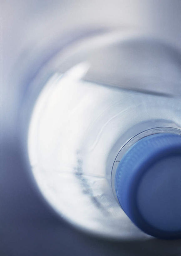 无人,竖图,室内,特写,白天,正面,水,静物,蓝色背景,朦胧,模糊,液体,饮用水,瓶子,塑料制品,矿泉水,塑料瓶,摄影,影棚,一瓶,蒸馏水,彩图,影棚拍摄,拍摄