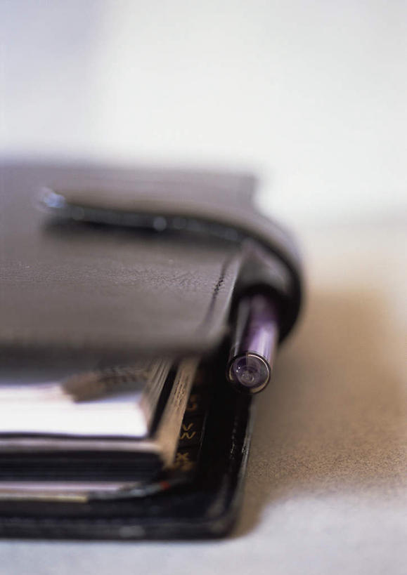 无人,竖图,俯视,室内,特写,白天,静物,朦胧,模糊,笔,办公用品,备忘录,钢笔,记事本,文具,本子,笔记本,学习用品,摄影,影棚,文具用品,一支,彩图,高角度拍摄,影棚拍摄,拍摄